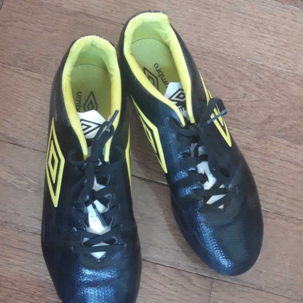 Soccer shoes